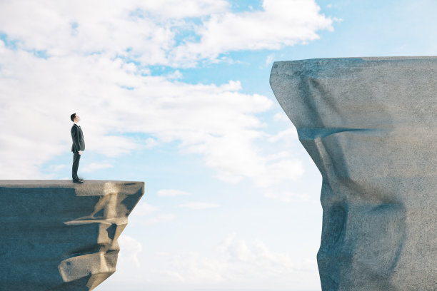 穿着西装的年轻商人站在山上图片下载