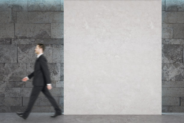 商人走在砖砌的画廊内部图片下载