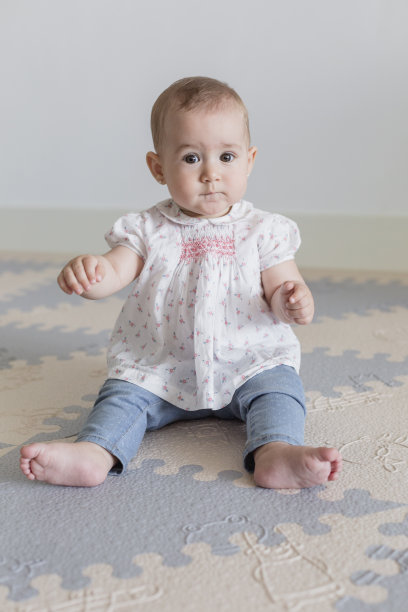 一个漂亮的小女孩在家的肖像。家庭室内概念。白天和生活方式图片下载