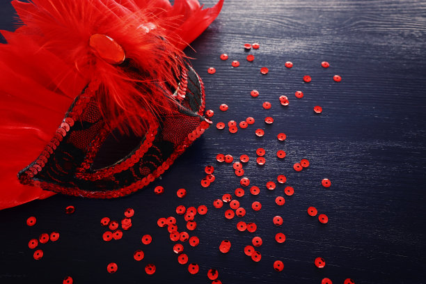 典雅的红色威尼斯面具的照片在黑暗的木制背景图片下载