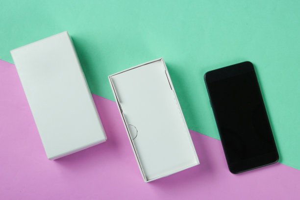 新的智能手机在开箱彩色纸背景。前视图中,极简主义图片下载