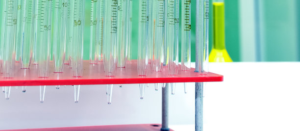 实验室试管放在支架上。病毒学实验室。图片下载