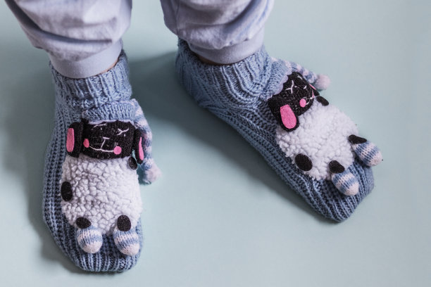 女人脚穿蓝色小羊图案袜子。图片下载