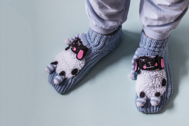 女人脚穿蓝色小羊图案袜子。图片下载