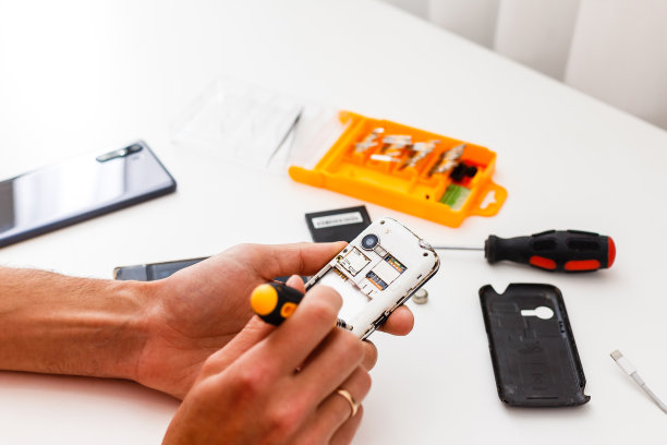 手机维修过程的特写照片图片下载