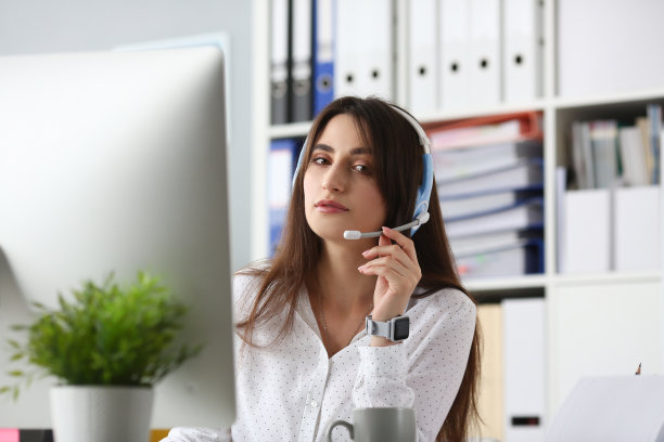 表情严肃的女士咨询客户图片下载