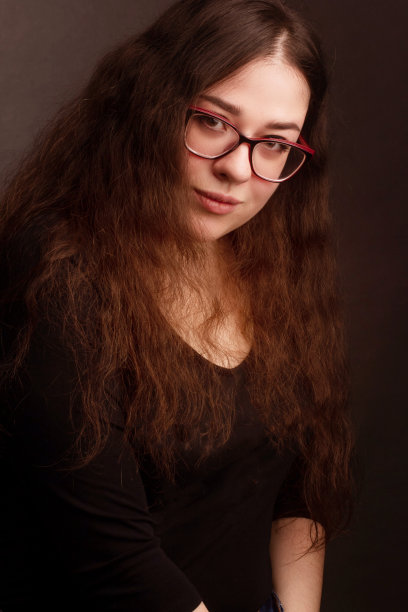 长卷发深发女子肖像图片下载