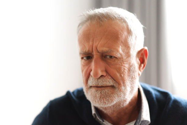 快乐微笑的老年男人看着镜头的肖像。退休概念图片下载