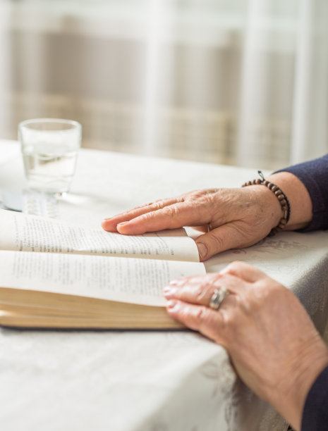 老年白人妇女读一本书。退休人员放松和脑教育愉悦的概念。关闭了。图片下载