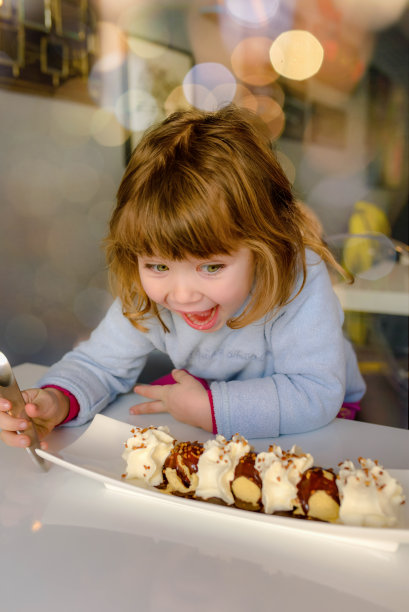 可爱的小女孩吃着一大杯冰淇淋图片下载