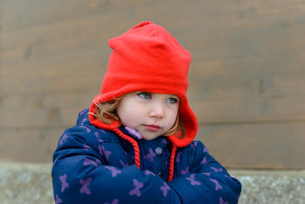 美丽的女孩在外面的寒冷中图片下载