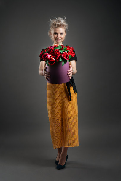 年轻漂亮的金发白种女人拿着花篮图片下载