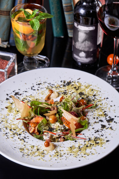 蜂蜜木耳和土豆沙拉。节日餐桌上丰盛美味的沙拉。莴苣叶，绿叶菜，芝麻菜，蘑菇鸡油菌和番茄干。图片下载