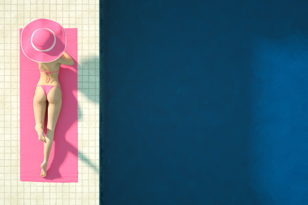 性感的女孩在粉红色比基尼日光浴在游泳池，夏天的概念，鸟瞰图图片下载