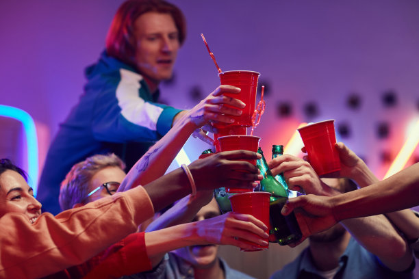 人们用啤酒敬酒图片下载