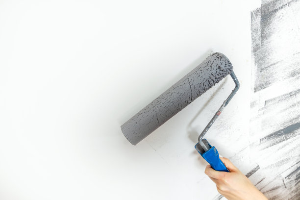 女人手特写：灰色墙面涂漆，阁楼内饰设计翻新图片下载