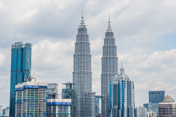 吉隆坡的天际线，城市的观点，摩天大楼与美丽的天空在下午图片下载