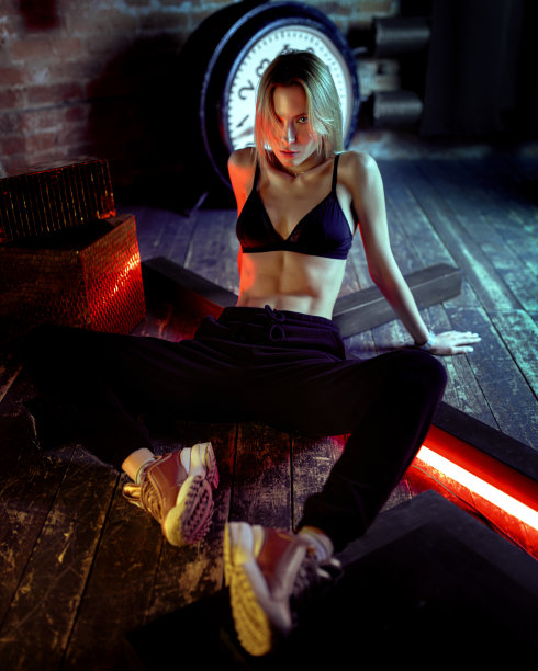 艺术霓虹美女肖像时尚的女人在内衣和运动裤。时尚美丽的模特摆姿势在阁楼房间图片下载