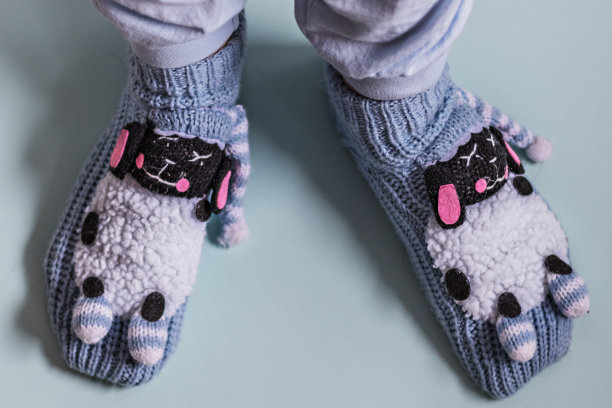 女人脚穿蓝色小羊图案袜子。图片下载