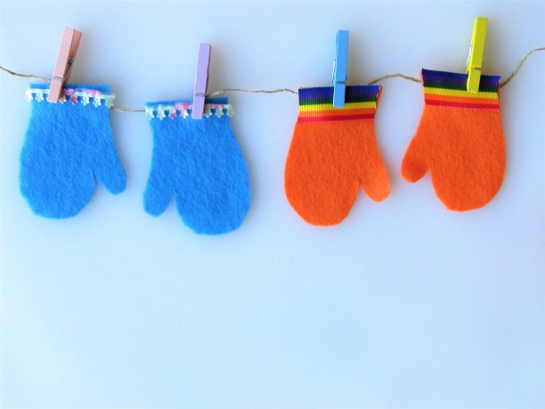 连指手套别在晾衣绳，毛毡工艺，边界，背景，复印空间图片下载