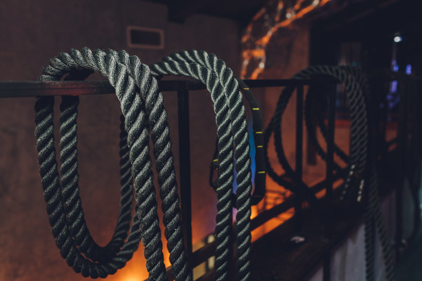 黑色战斗绳索的特写在灰色的背景上。运动和健身设备。功能性训练。图片下载