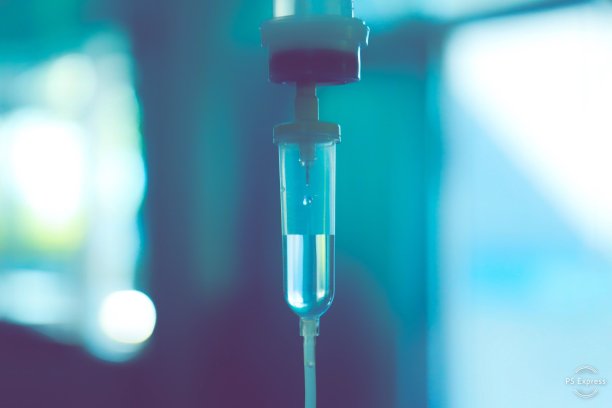 设静脉输液，静脉滴注生理盐水，医院病房点滴，医疗理念，治疗急诊，注射药物输液，护理化疗，理念。蓝光背景，选择性聚焦库存照片图片下载