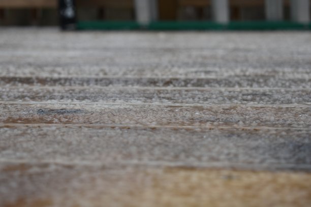 雨夹雪落在木甲板上。图片下载
