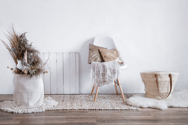 明亮的室内舒适的房间与椅子和家庭装饰。图片下载