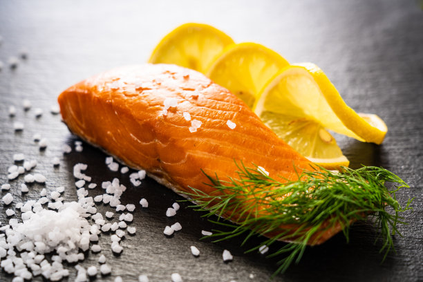 烟熏三文鱼配莳萝和柠檬图片下载