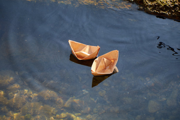 水里有两只纸船图片下载