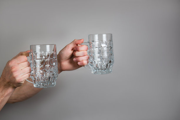 男人拿着空啤酒杯图片下载