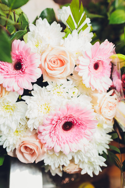 白色木制背景上的花框架。顶部视图与复制空间。图片下载