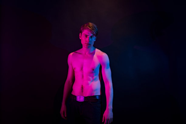 白人男性，有有色背景图片下载