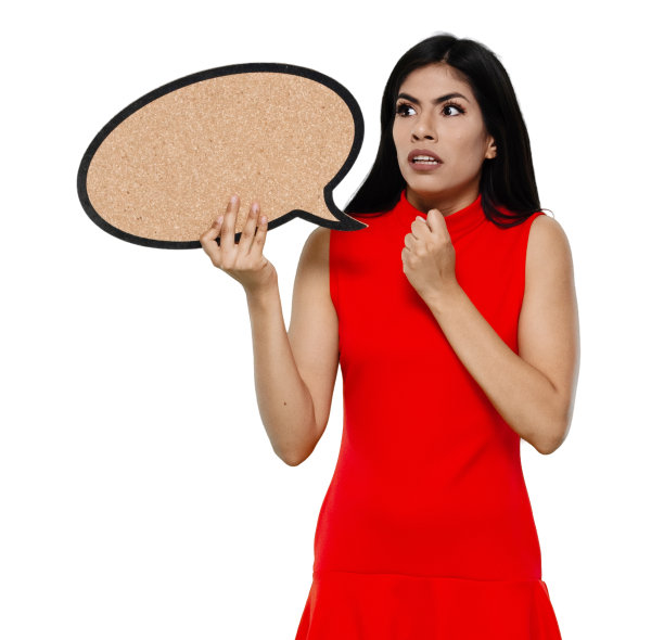 拉丁美洲和西班牙裔女性站在白人背景前，举着标语牌图片下载