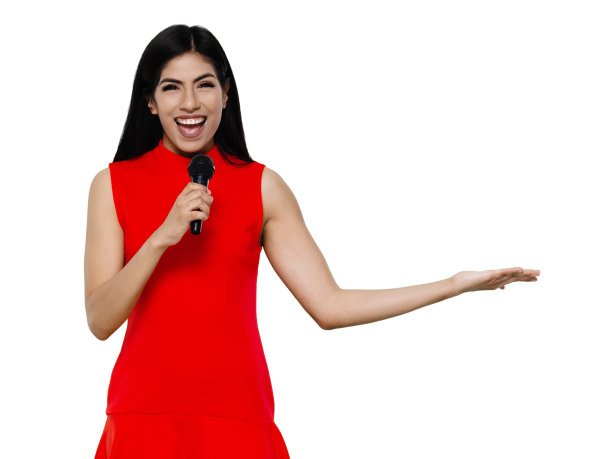 拉丁美洲和西班牙裔女性公共演讲者站在白色背景穿着裙子和手持麦克风图片下载