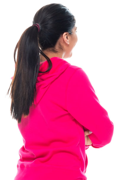 z一代女性穿着运动衫站在白色背景前图片下载