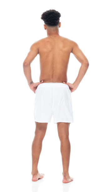 非裔美国男孩穿着男性内裤站在白人背景前图片下载