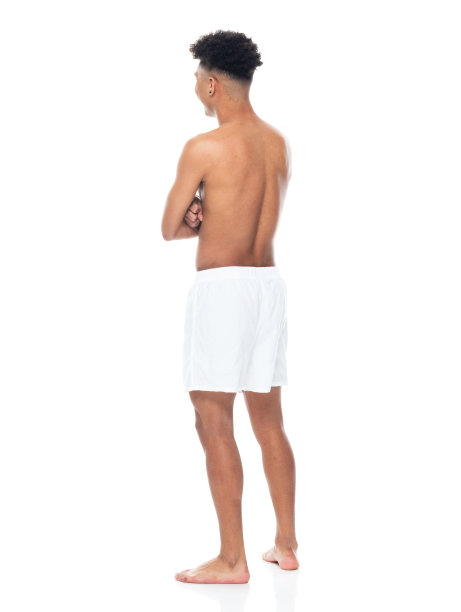 穿着男士内裤站在白色背景前的非洲男孩图片下载
