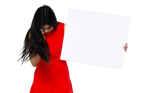 拉丁美洲和西班牙裔女性站在白色背景穿着裙子和举着标语牌图片下载