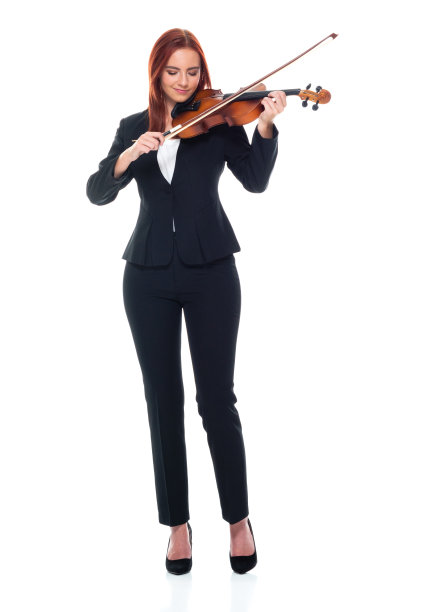 白人女小提琴手，身穿商务服，手持小提琴，站在白色背景前图片下载