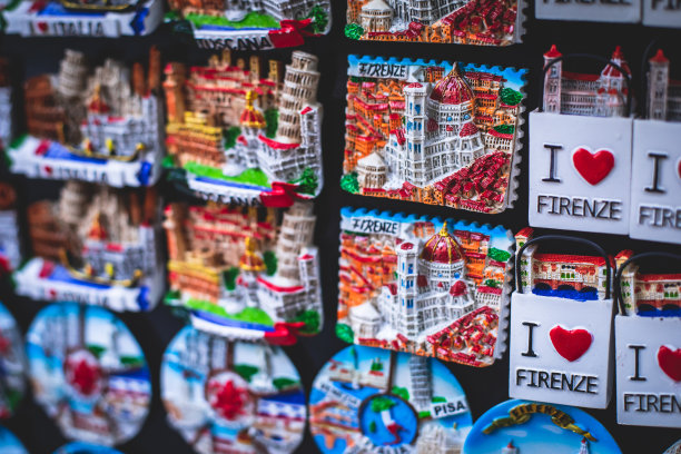 从佛罗伦萨，托斯卡纳，意大利的传统旅游纪念品和礼物，玩具，面具，冰箱磁铁上的文字“佛罗伦萨”和钥匙圈钥匙链，在当地的纪念品商店图片下载