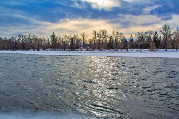 冬季弓河上的阳光天空图片下载