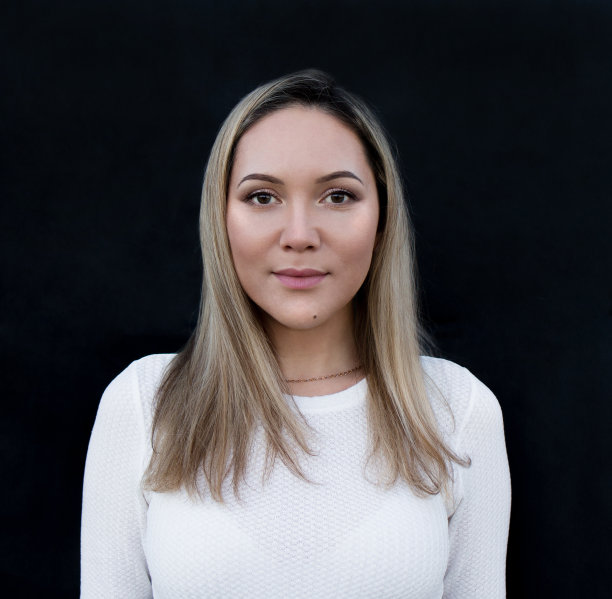 黑色背景上的美丽年轻女子的肖像图片下载