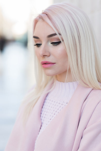 一个年轻漂亮的女人的肖像图片下载