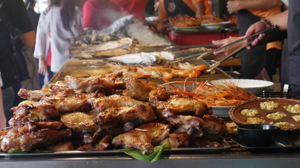 摊位上有烤鸡和海鲜图片下载