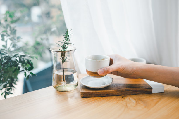 女人手拿咖啡杯图片下载