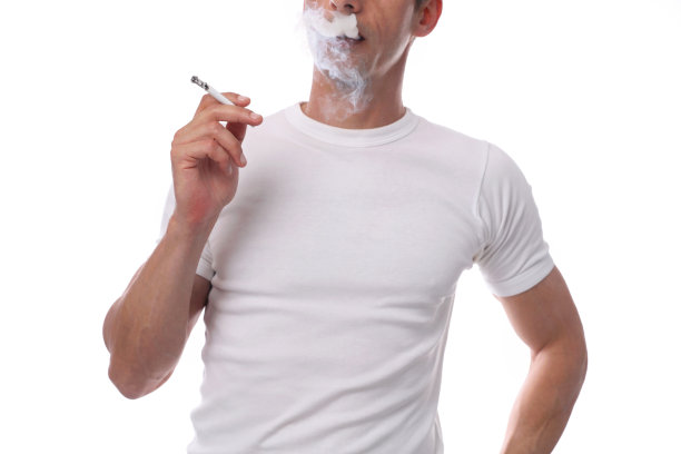 男人抽烟肖像，白色背景图片下载