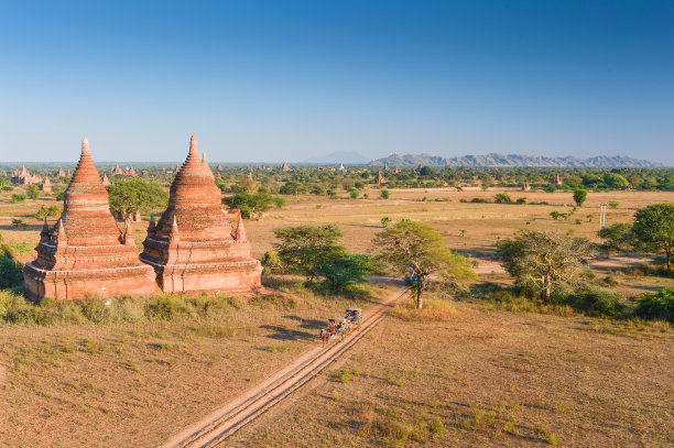 曼德勒蒲甘日出时的寺庙和宝塔图片下载