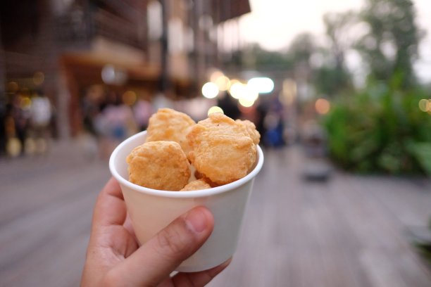 在有选择的焦点在一个白色的纸盒块与一个女性的手图片下载