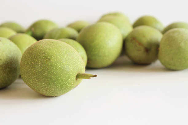 胡桃的绿色幼果孤立在白色的背景上。素食。图片下载